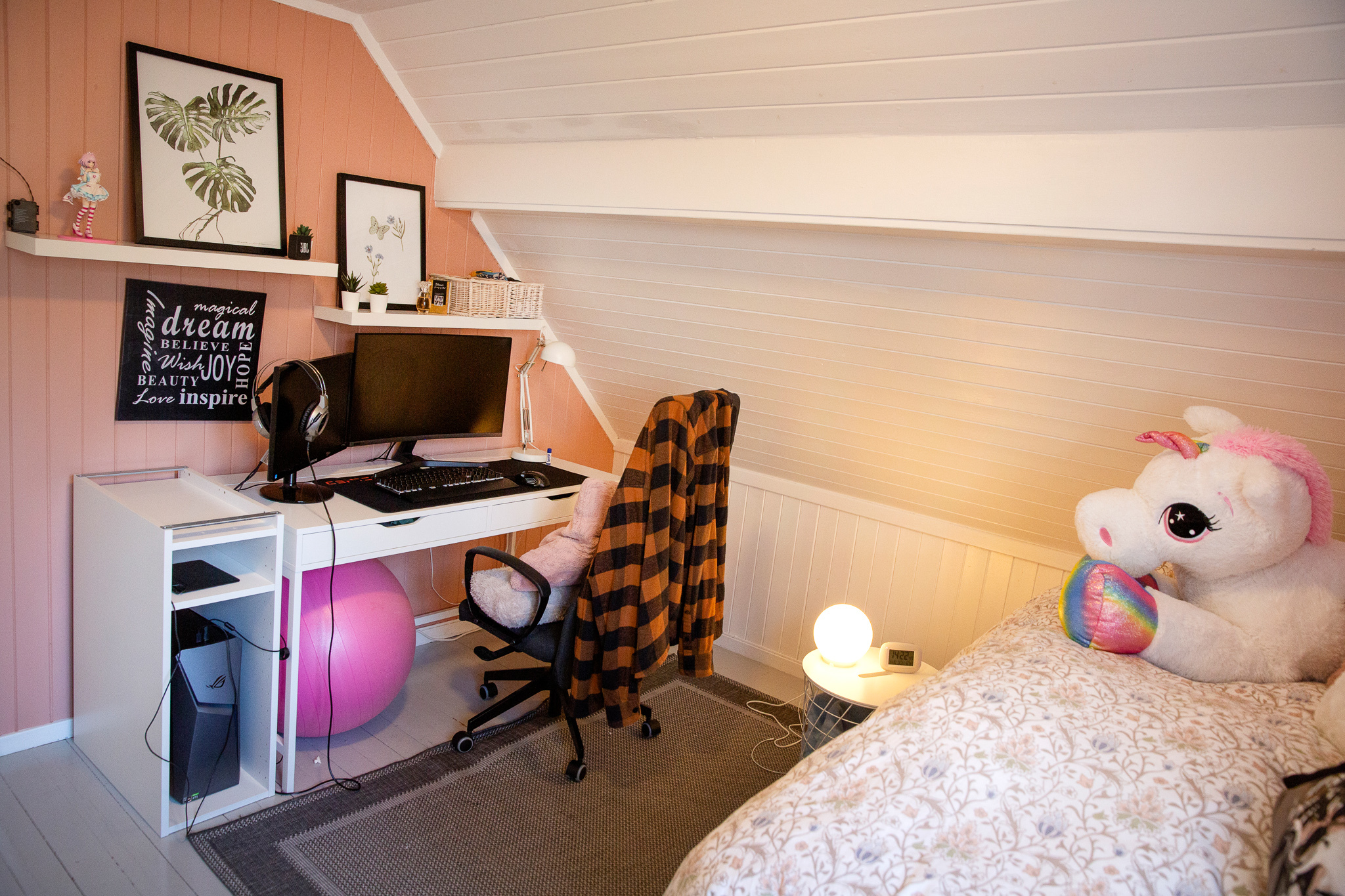 Et mangfold av bilder som viser husets rom: stuer, kjøkken, soverom sov. Noen av bildene har mennesker med.