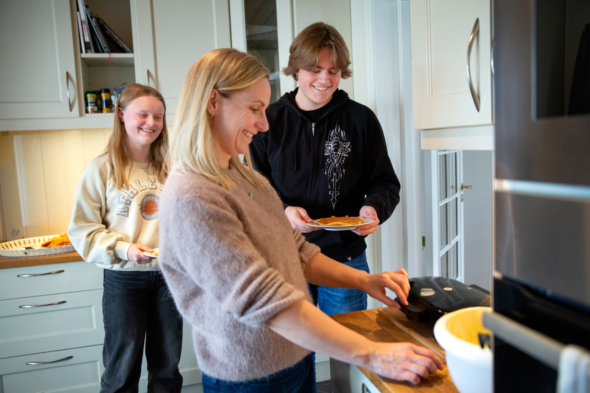 Et mangfold av bilder som viser husets rom: stuer, kjøkken, soverom sov. Noen av bildene har mennesker med.