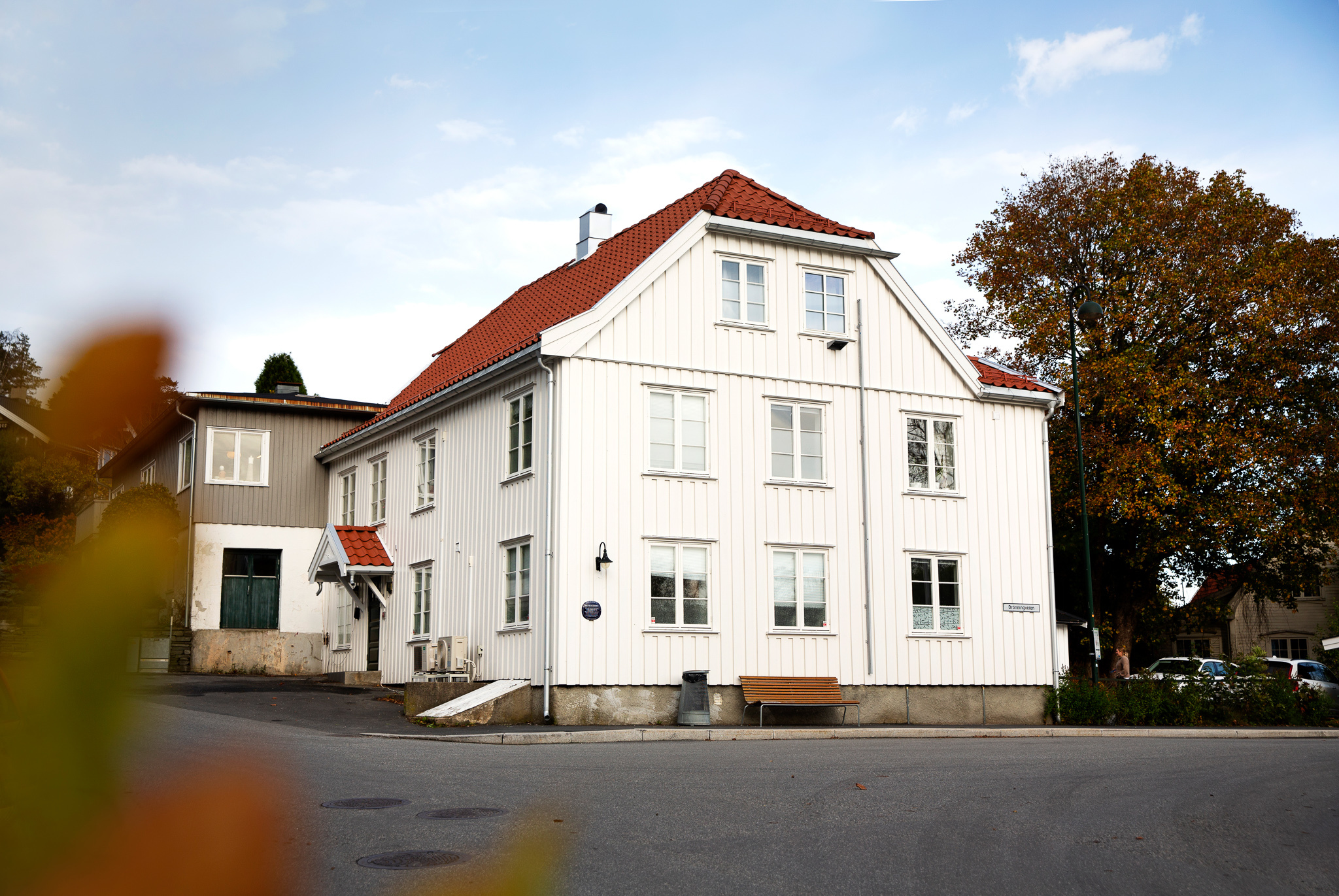 Soldammen i Hølen fra utsiden. Et stort hvitt trehus. med rød teglstein på taket.