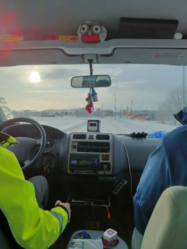 Foto: til venstre: tre personer i arbeidstøy laster inn varer i bagasjerom på en varebil. til høyre: bilde tatt fra baksetet i en varebil, man ser ut frontruta og man ser litt av sjåfør og litt av personen i passasjersetet.