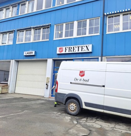 De ti bud trhjem bil foran fretex