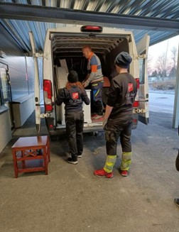 Foto: til venstre: tre personer i arbeidstøy laster inn varer i bagasjerom på en varebil. til høyre: bilde tatt fra baksetet i en varebil, man ser ut frontruta og man ser litt av sjåfør og litt av personen i passasjersetet.