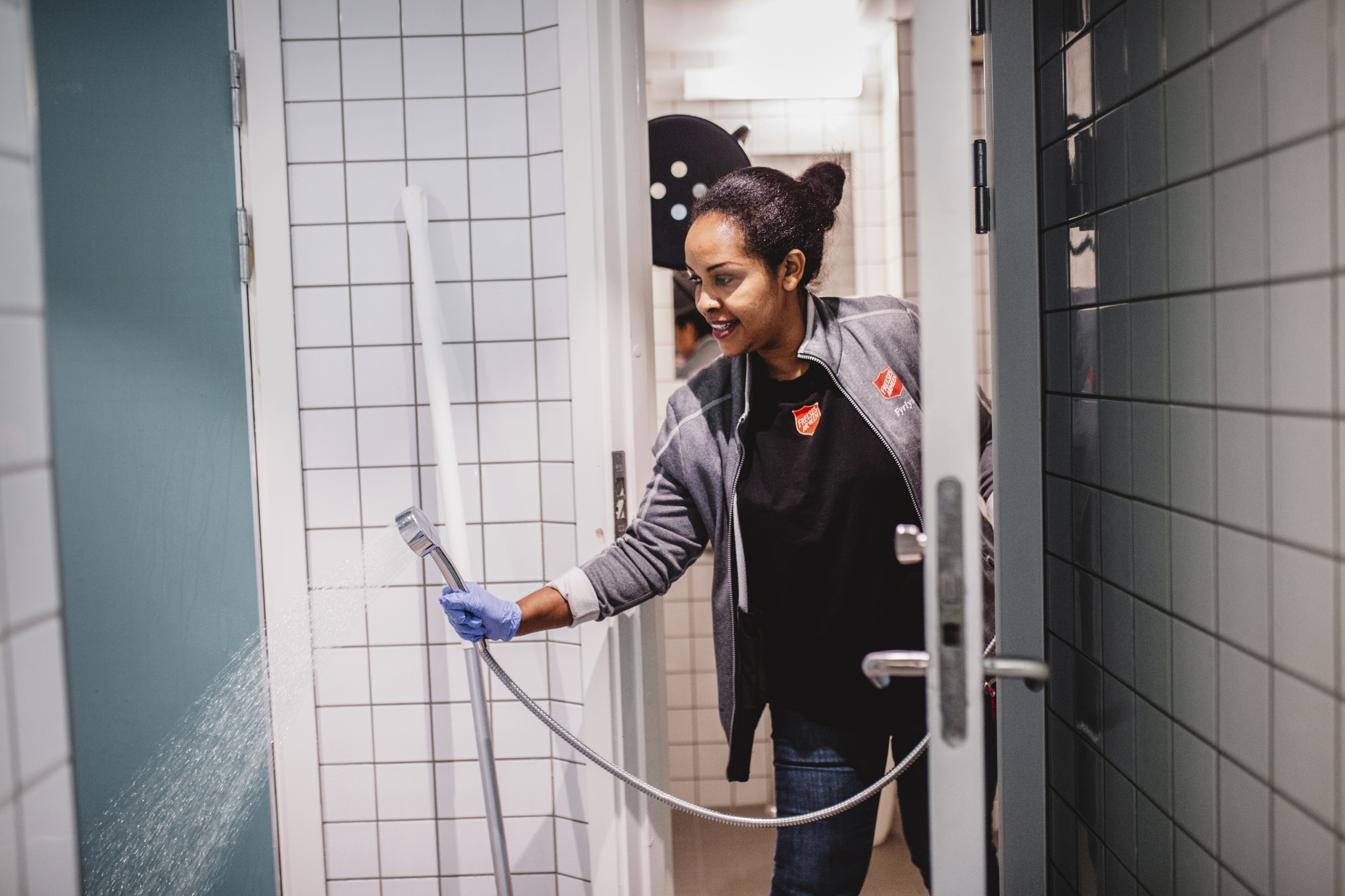 Rengjøring av dusj på Fyrlyset