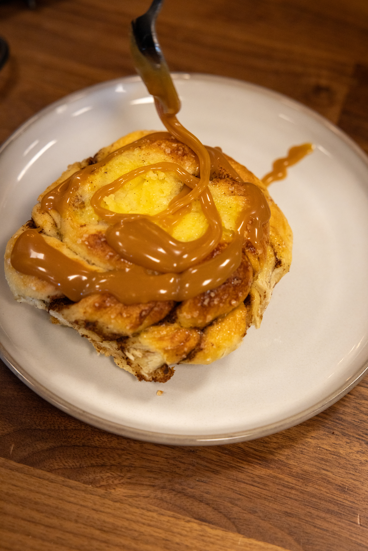 Foto: kanelsnurr med karamellsaus på