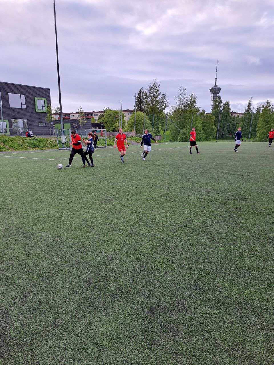 En gjeng fotballspillere som løper rundt på gressbanen.