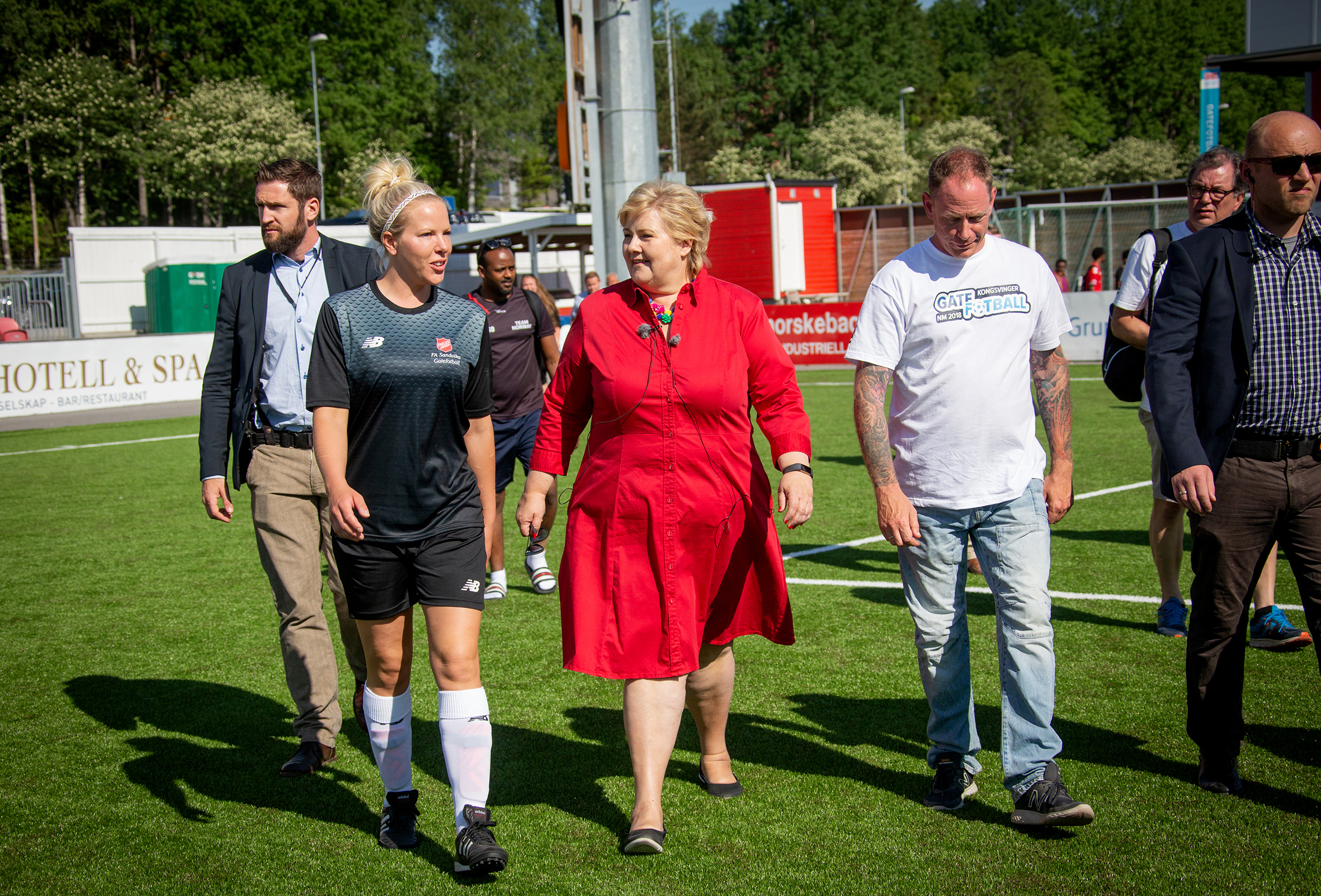 Cathrine Johansen er på fotballbanen i kampsituasjon for gatefotballen i Sandvika under NM i gatefotball på Kongsvinger i 2018. Hu tar sats for skudd. Det er to andre spillere i  bildet også, en av dem Sandvika-spiller, den andre fra et motstanderlag.