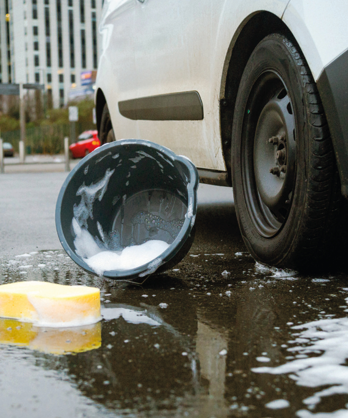diverse bilder som illustrerer menneskehandel-situasjoner: i oppvasken, bilvask, lager, et åpent vindu som signaliserer rømning.