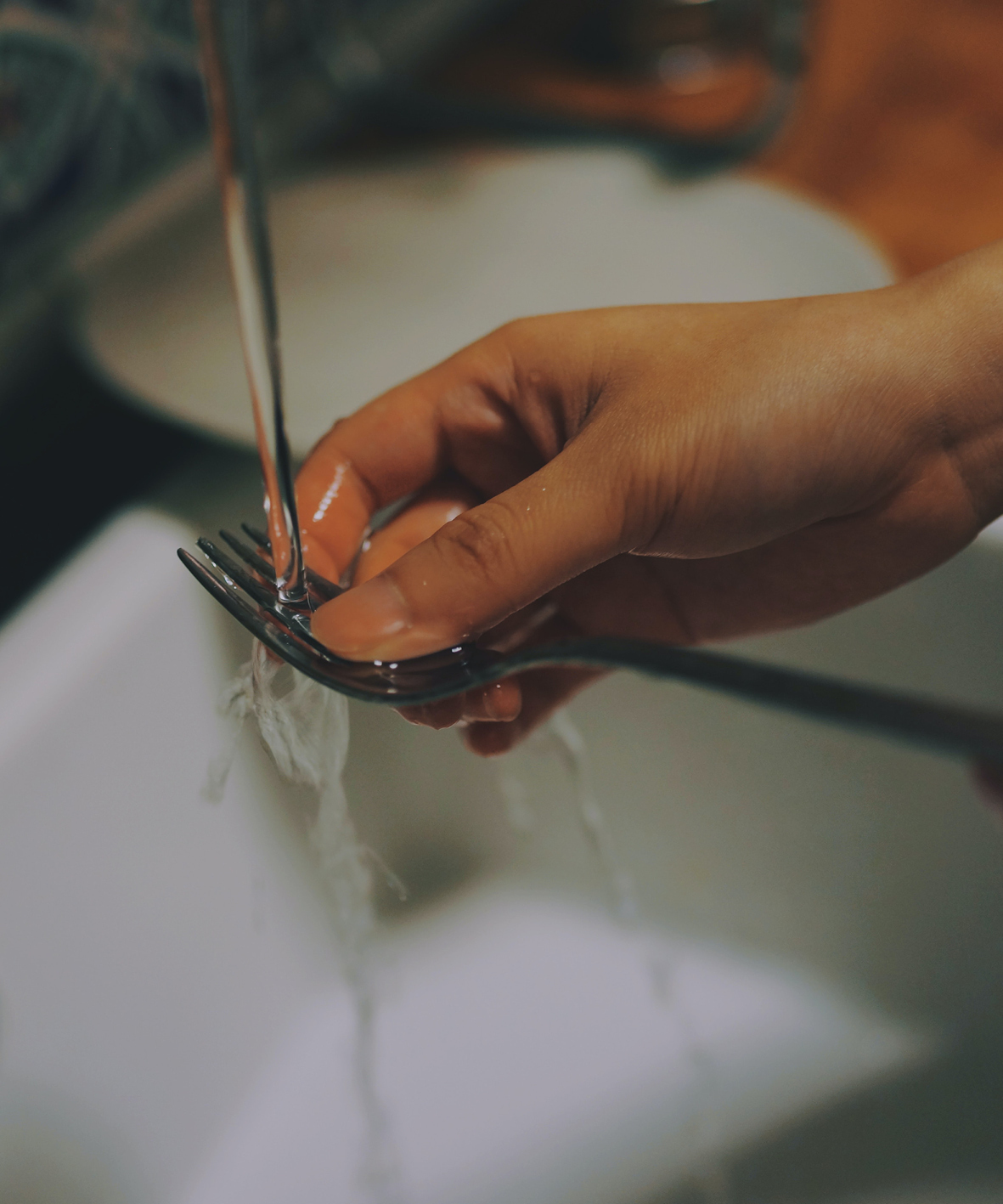 diverse bilder som illustrerer menneskehandel-situasjoner: i oppvasken, bilvask, lager, et åpent vindu som signaliserer rømning.