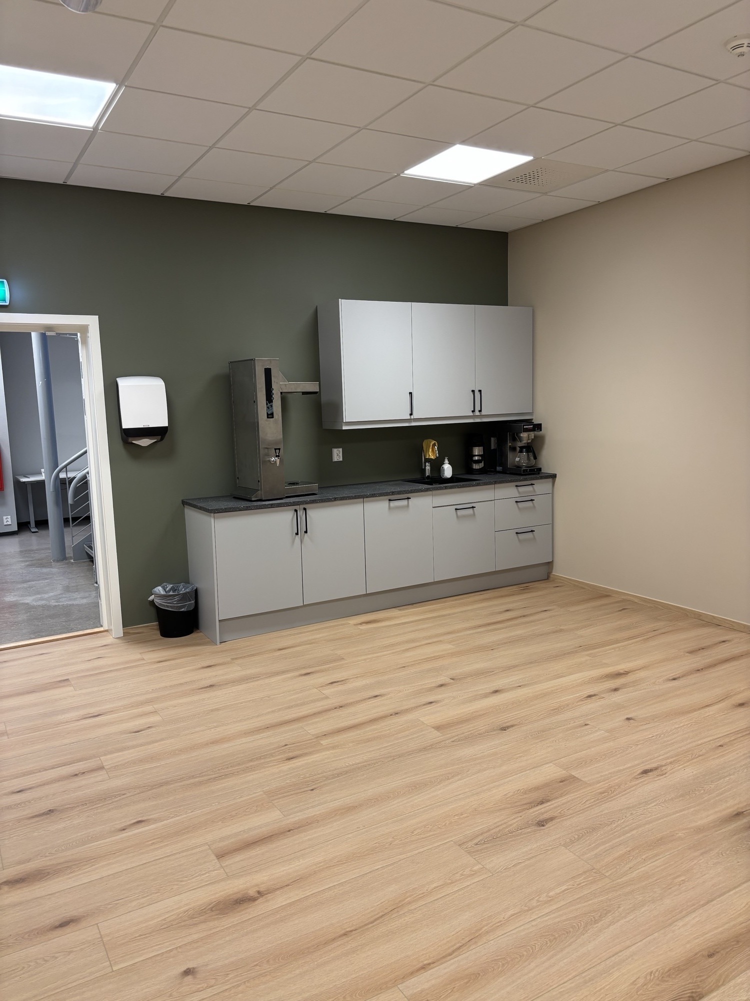 bilde av bord, stoler og minikjøkken fra underetasjen på Teisen