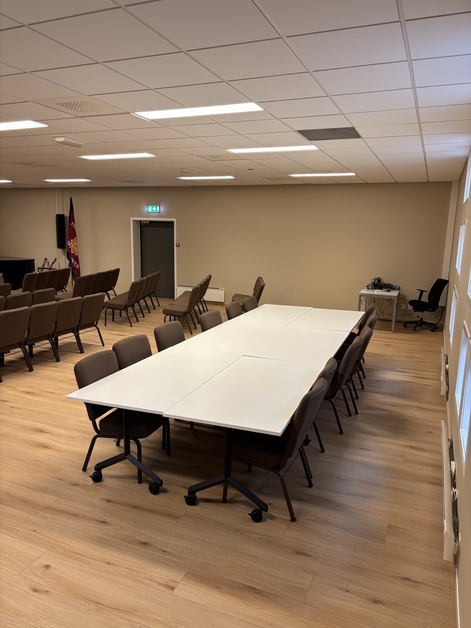 Bilder av møtesal på Offisersskolen, Teisen