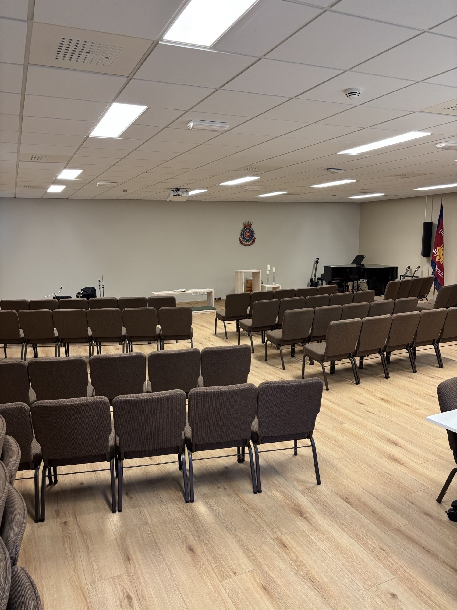 Bilder av møtesal på Offisersskolen, Teisen