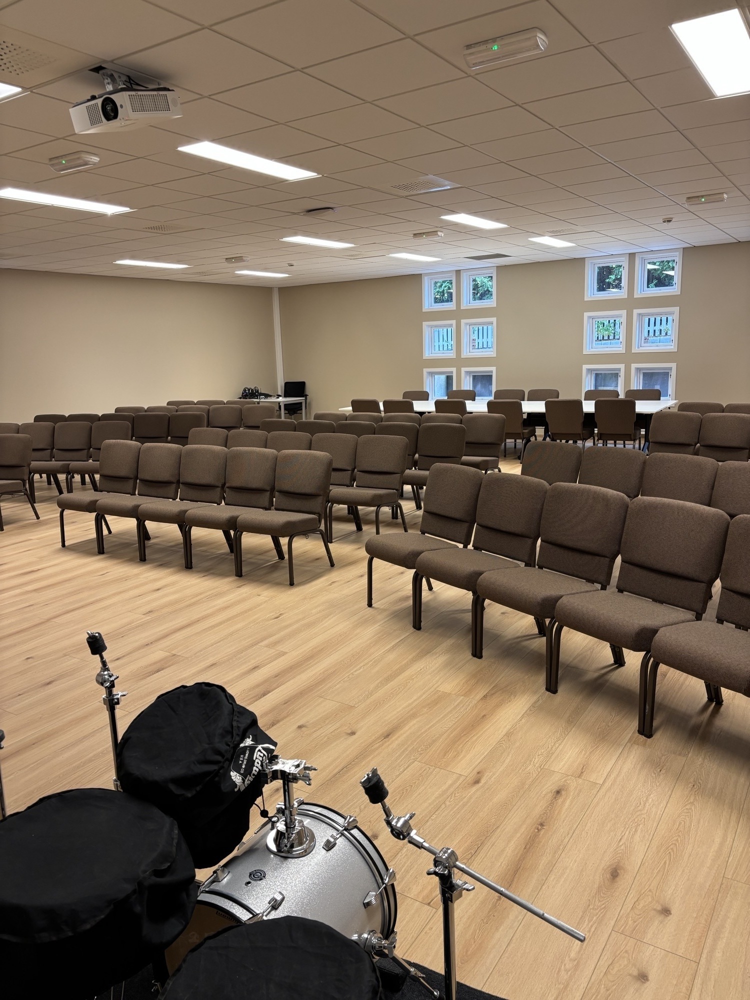 Bilder av møtesal på Offisersskolen, Teisen