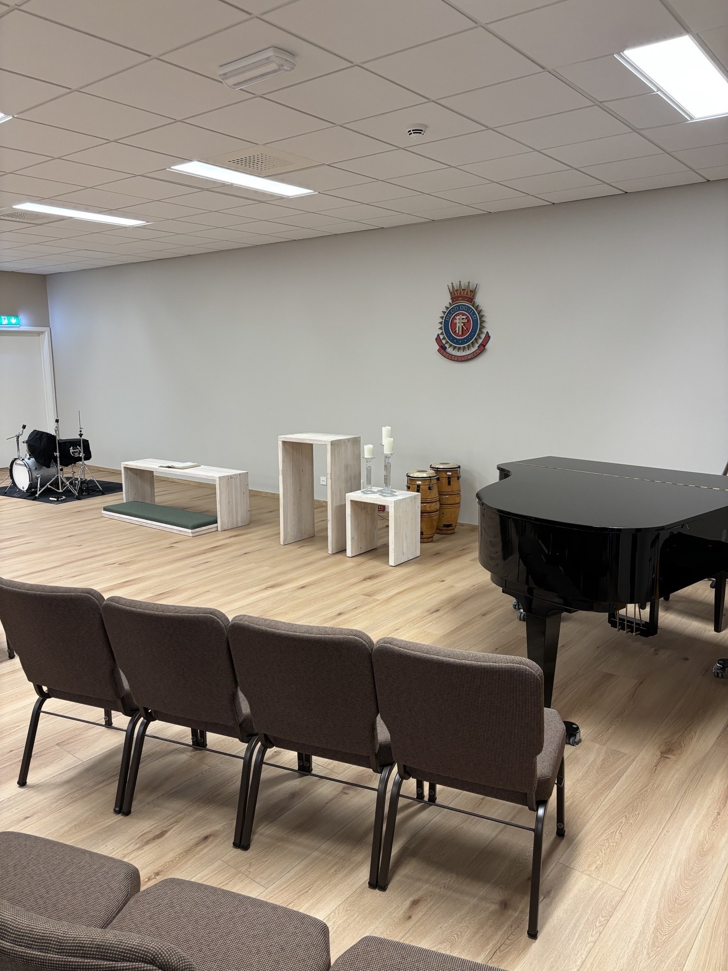 Bilder av møtesal på Offisersskolen, Teisen