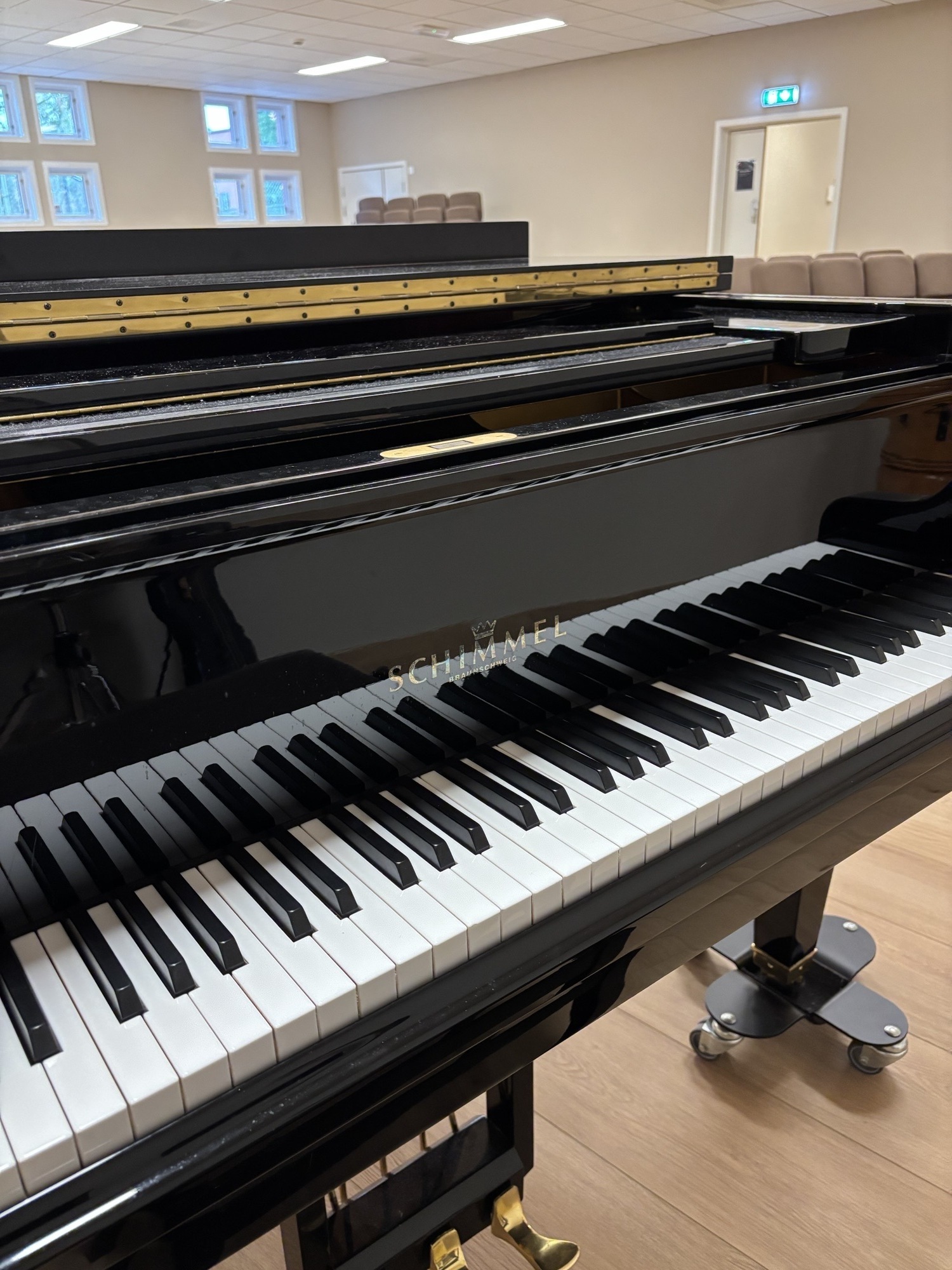 Bilder av møtesal på Offisersskolen, Teisen