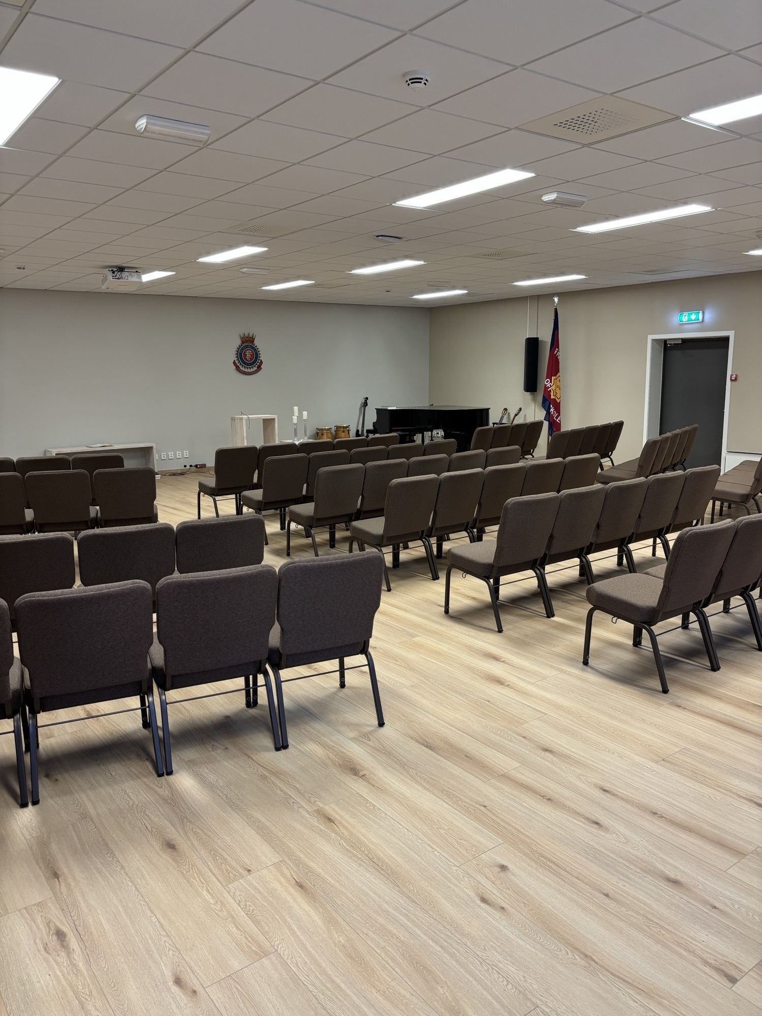 Bilder av møtesal på Offisersskolen, Teisen