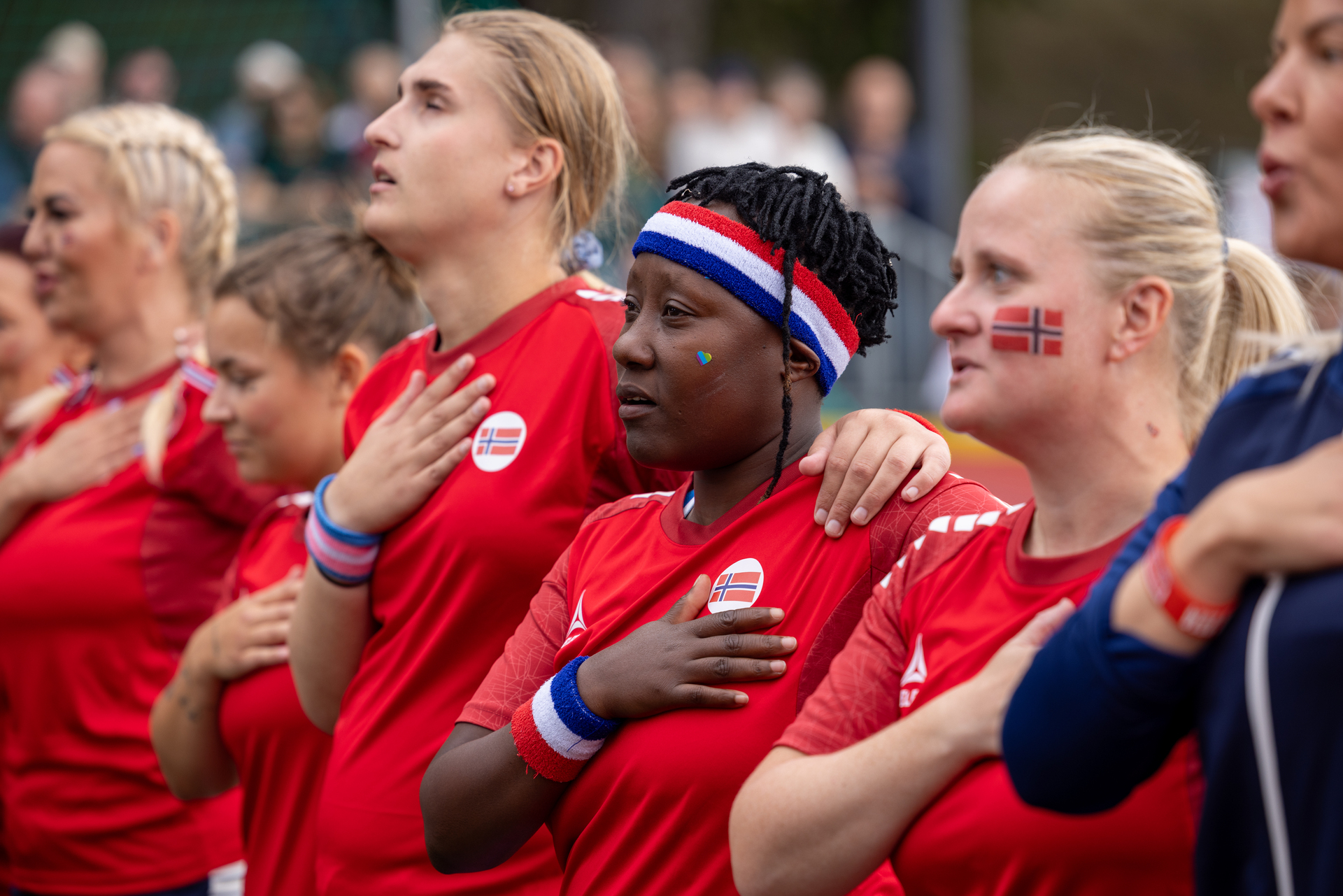 Damelandslaget synger nasjonalsangen før kamp