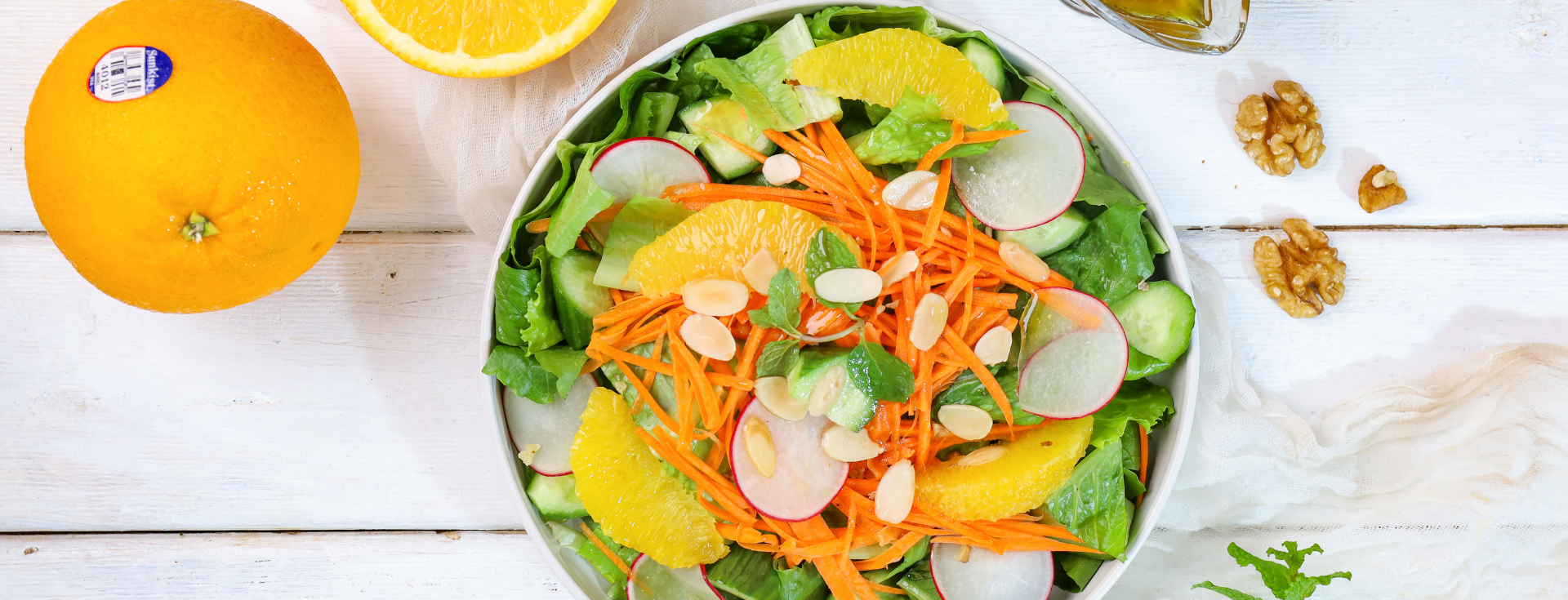 Salad mùa hè với cam, củ cải đỏ, cà rốt