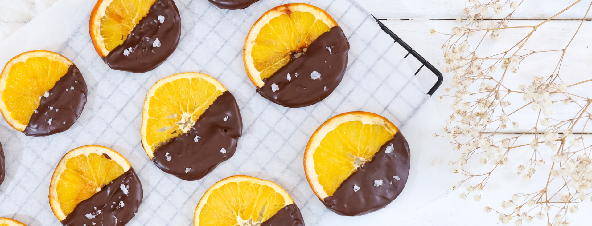 Mứt lát cam Navel Sunkist nhúng chocolate và rắc muối biển