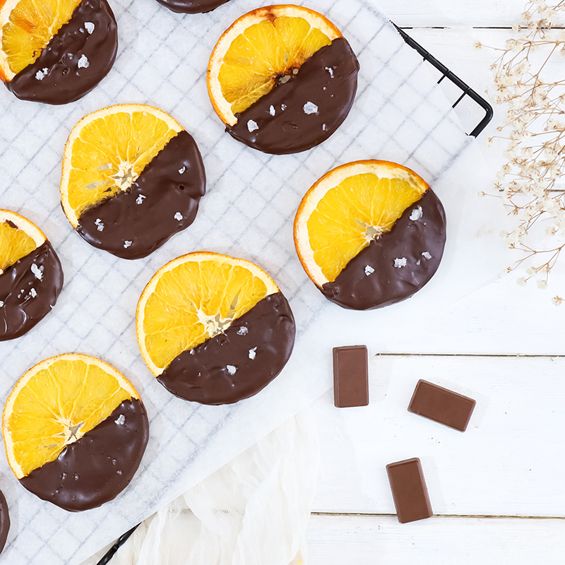 Mứt lát cam Navel Sunkist nhúng chocolate và rắc muối biển
