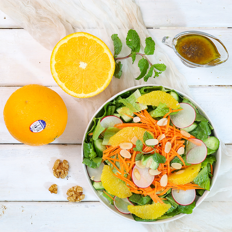 Salad mùa hè với cam, củ cải đỏ, cà rốt