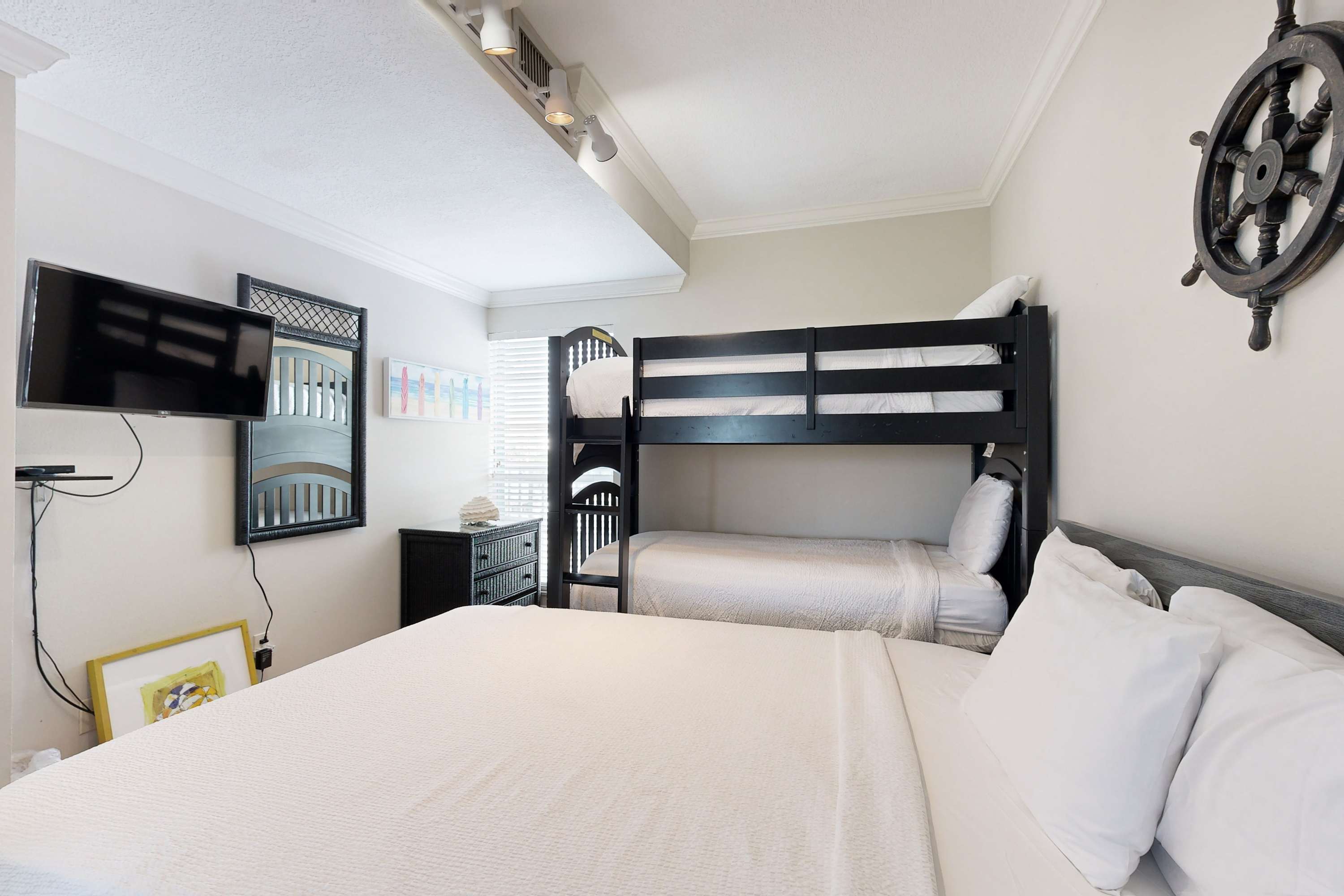 large-99044c75572e5a0df29368cd82be9db5c2ccec93.jpg