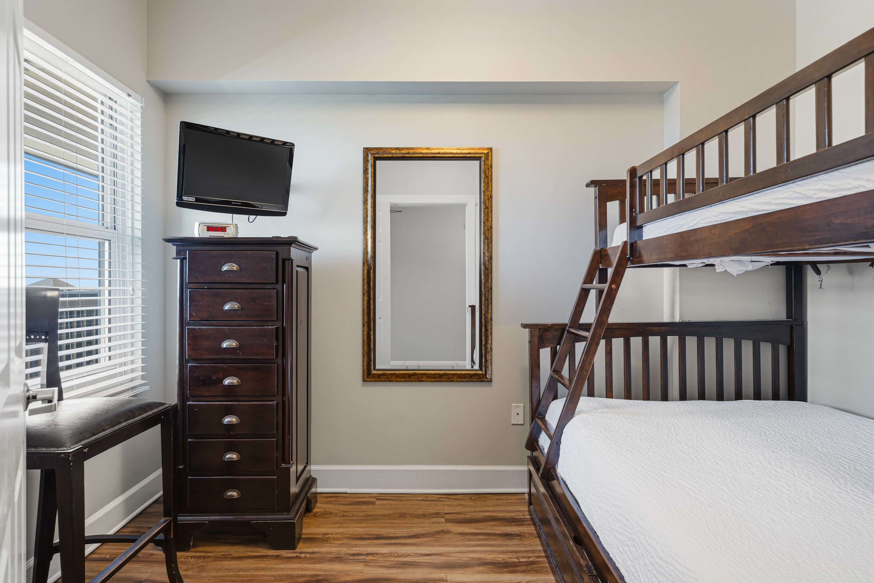source-973f6c481a034e25f6da2cce8b0779d1123c0271.jpg