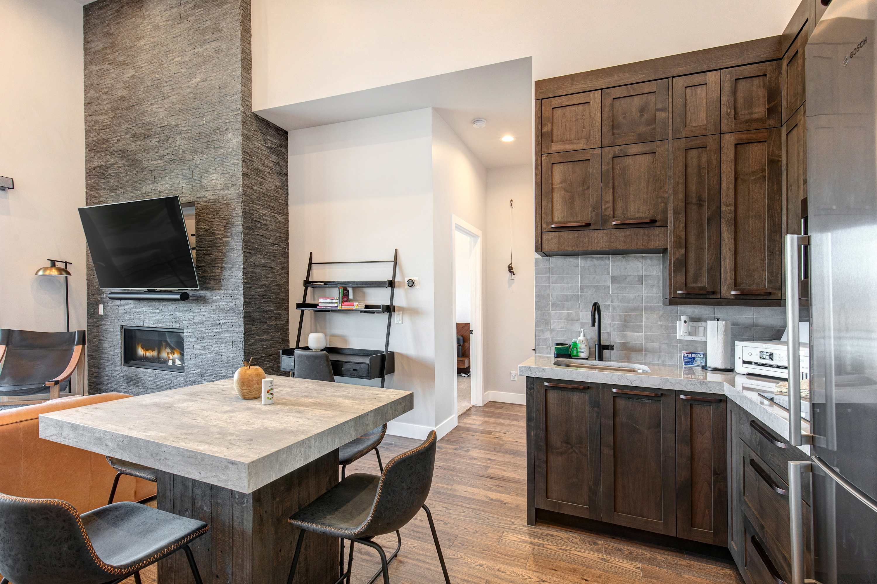large-7e648616b25183455bd08442405446655ba4c2a6.jpg
