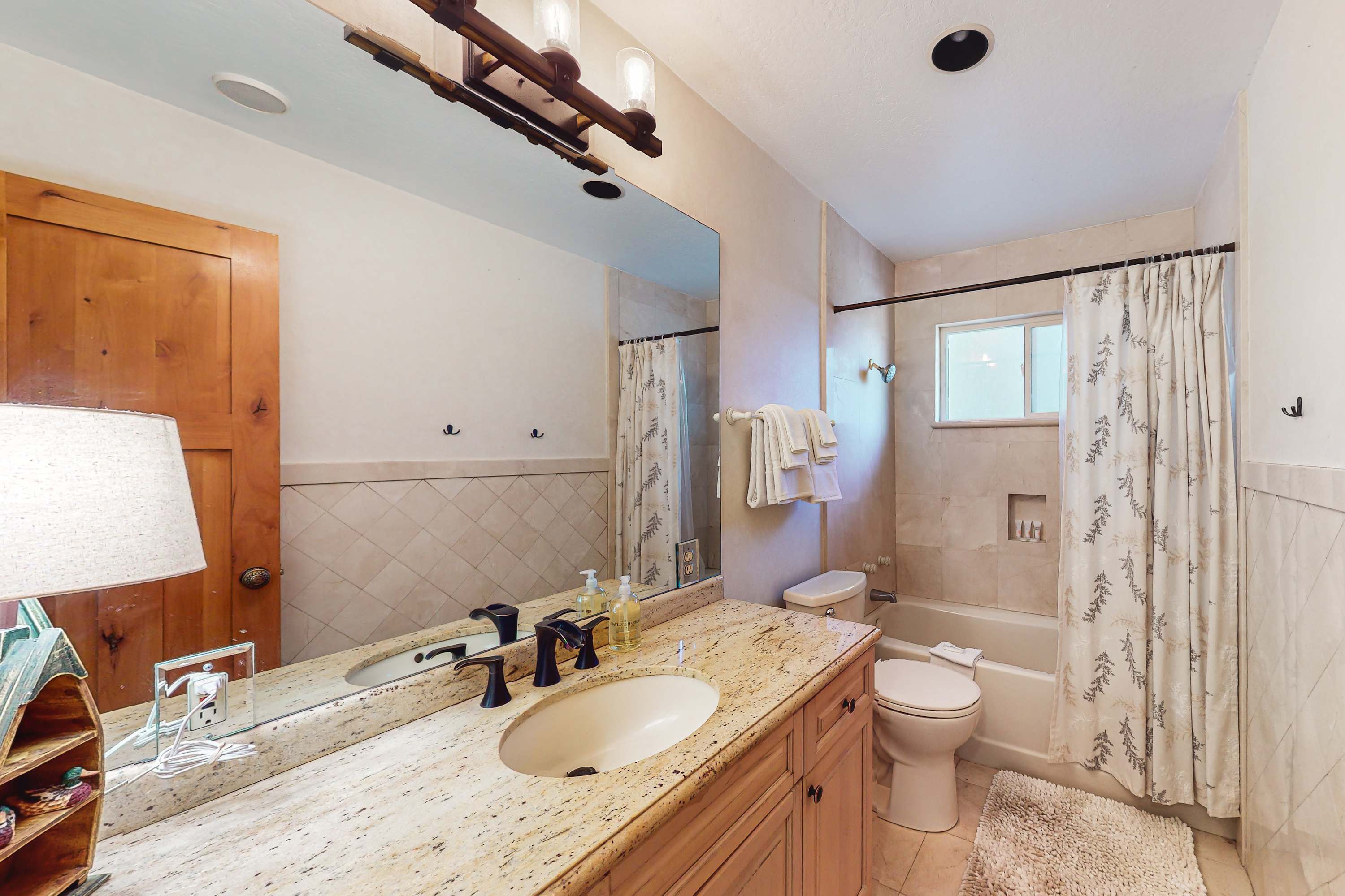 large-d411ad3b0653894b352489bb24bd904baef2ac65.jpg