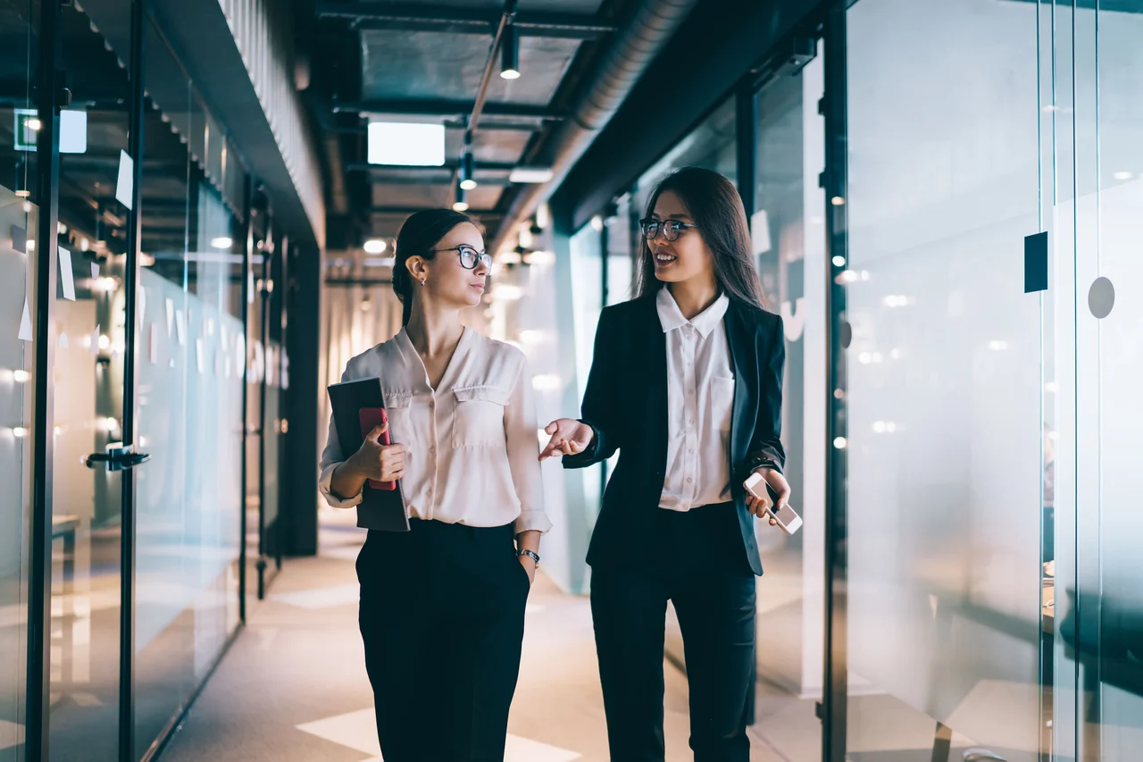 Two experts discussing digital transformation and artificial intelligence while walking.