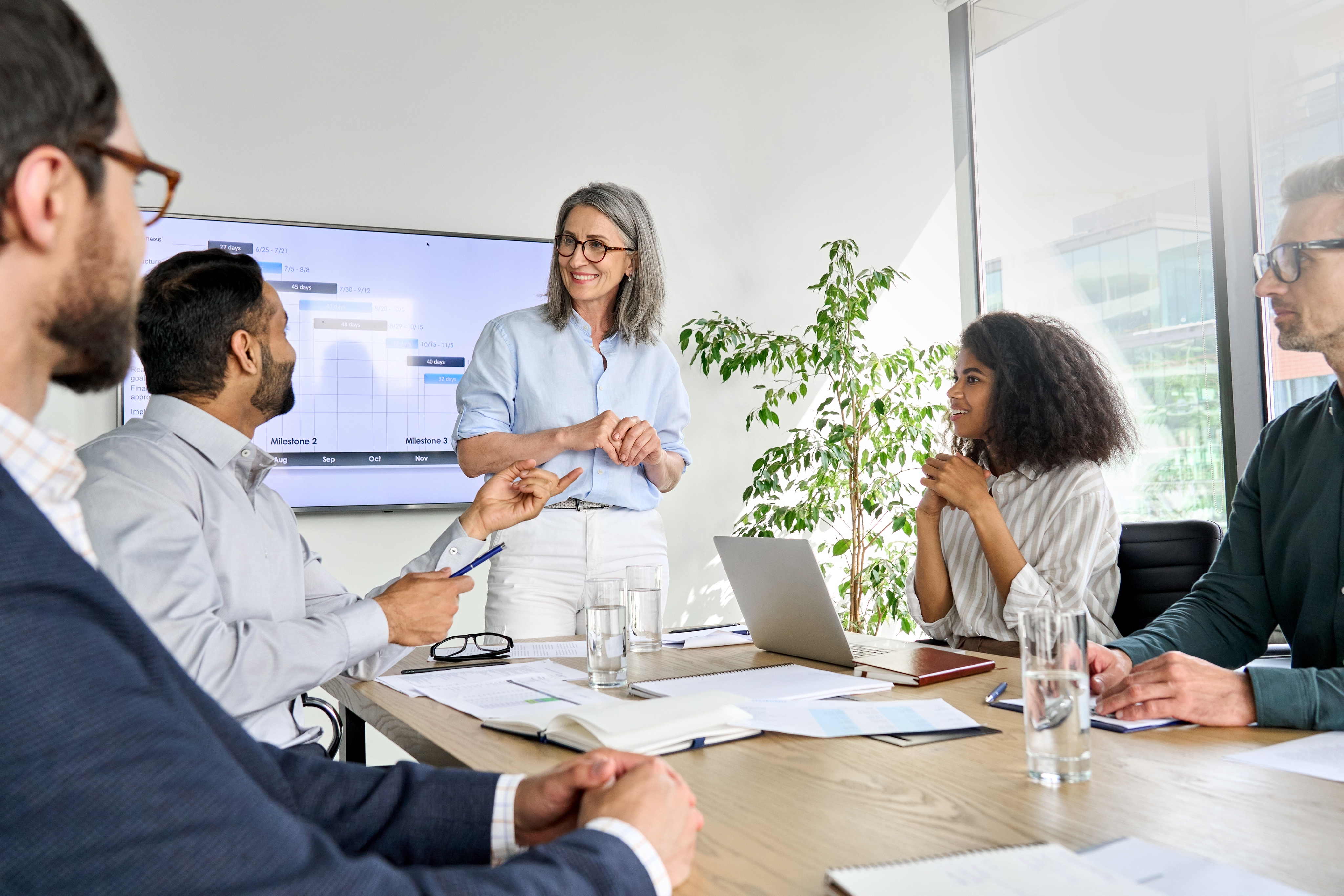 Woman explaining to her team how to evolve toward a sustainable BI culture.