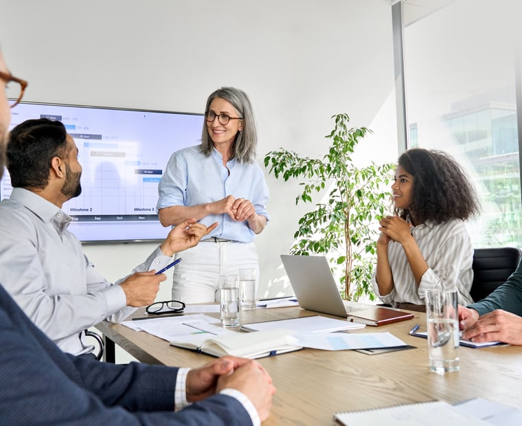 Woman explaining to her team how to evolve toward a sustainable BI culture.