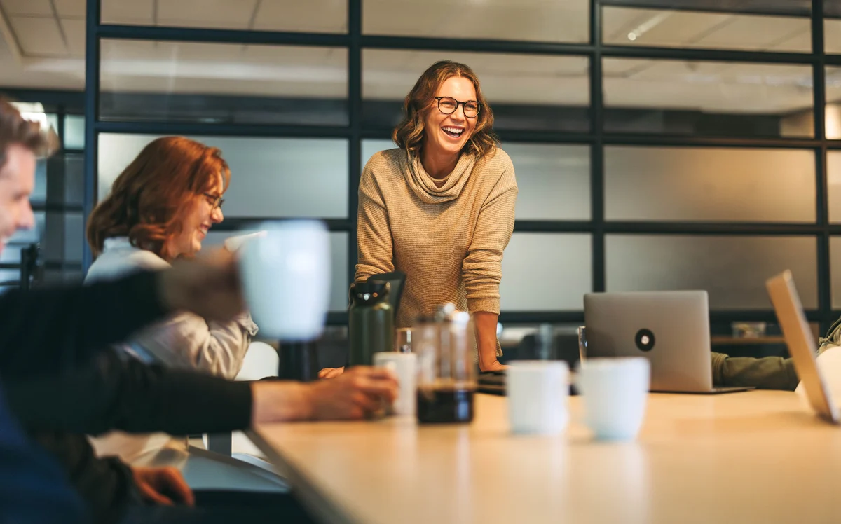 Expert discussing the benefits of working at COFOMO, a digital transformation and artificial intelligence firm.