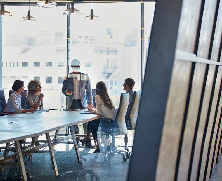 Groupe d'experts discutant des données géospatiales dans la prise de décision pour le secteur gouvernemental.