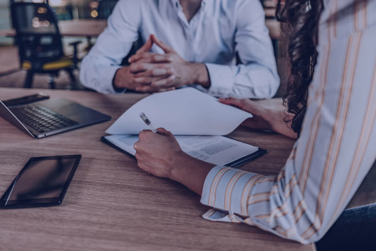 Experts discutant de financement pour la migration infonuagique de leur client