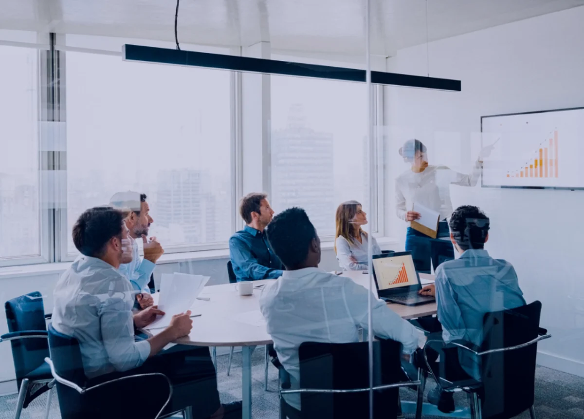 Digital transformation and artificial intelligence – Group of people discussing in a conference room.