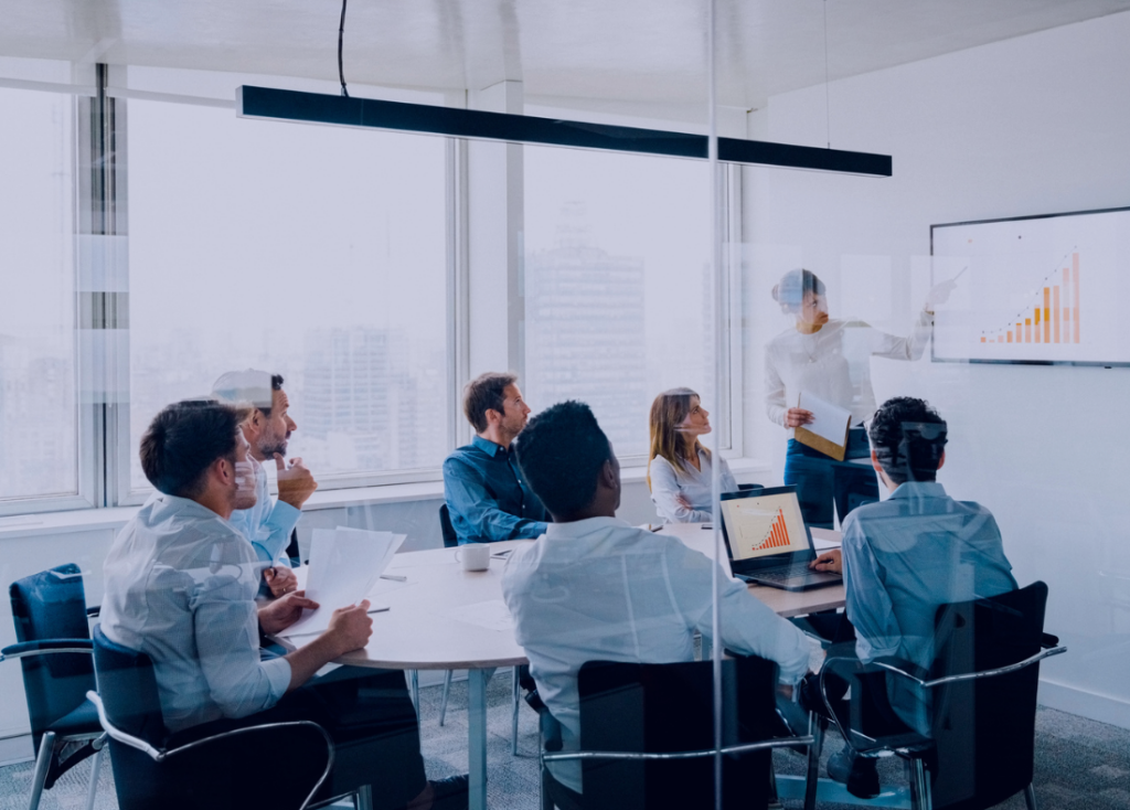 Transformation numérique et intelligence artificielle - Groupe de personnes discutant dans une salle de conférence.