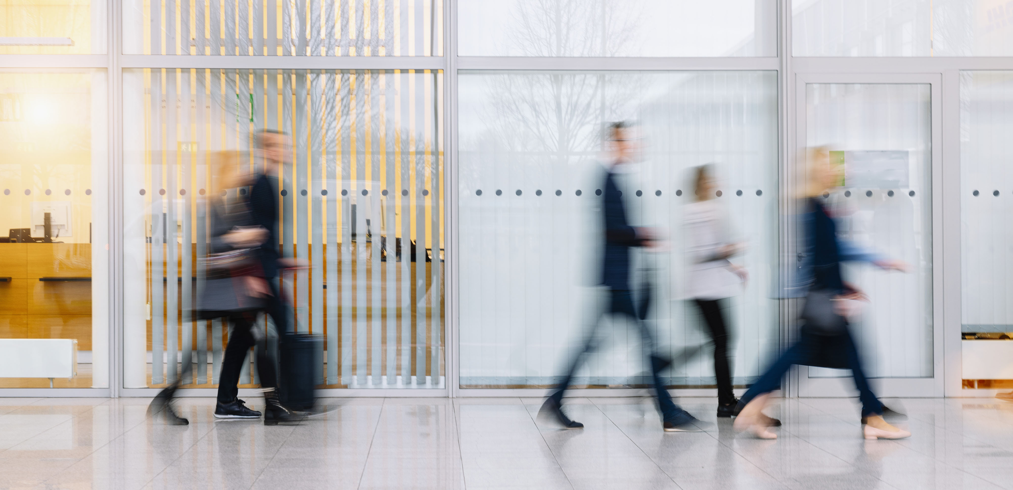 Experts en transformation numérique et intelligence artificielle se déplaçant pour aller dans leur bureau.