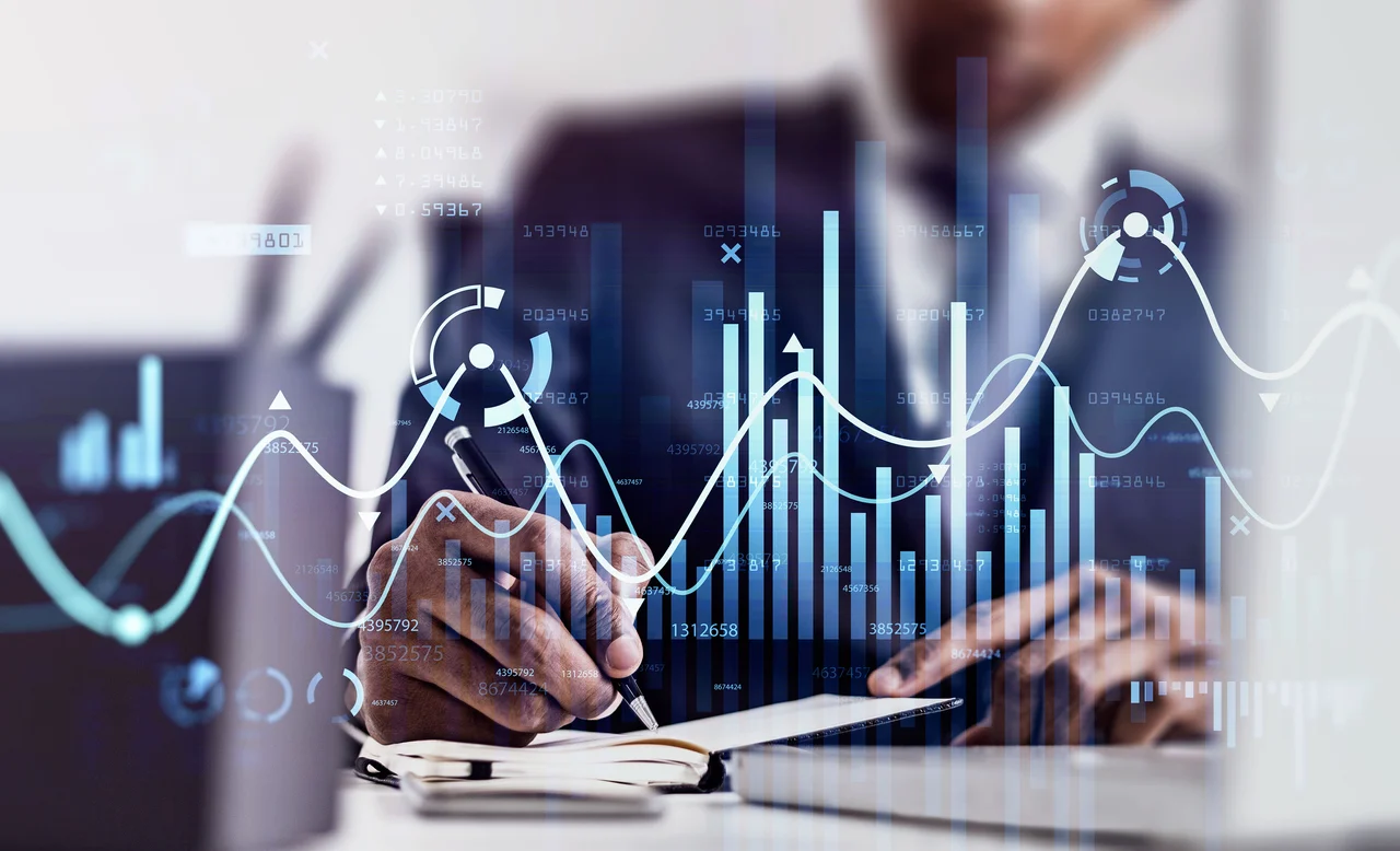 COFOMO – Specialized firm in digital transformation and artificial intelligence for the manufacturing industry – Expert calculating the return on investment of a technology solution.