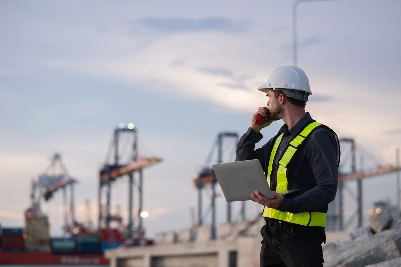COFOMO – Firme spécialisée en transformation numérique et intelligence artificielle pour le secteur public – Un homme surveillant les activités d’une usine.