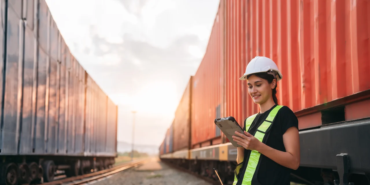 COFOMO – Specialized firm in digital transformation and artificial intelligence for the transportation industry – Woman monitoring the arrival of freight trains.