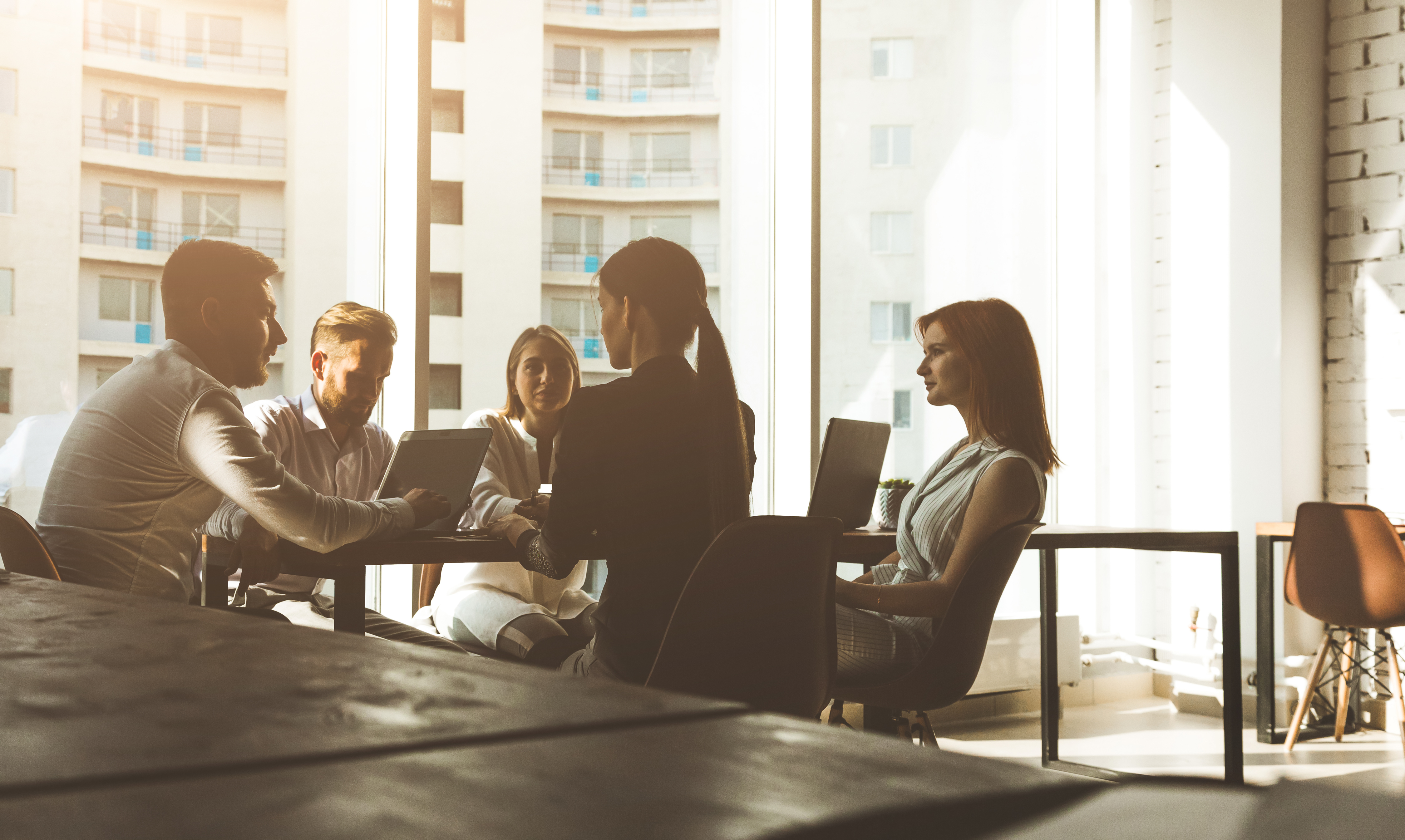 Groupe de personnes dans une salle de conférence discutant d'une solution Azure Sécurisé.