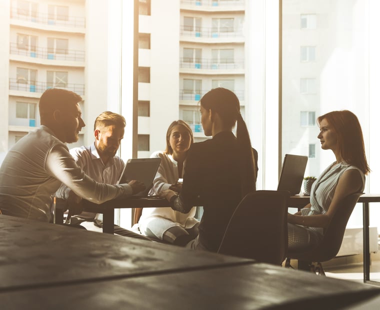 Groupe de personnes dans une salle de conférence discutant d'une solution Azure Sécurisé.
