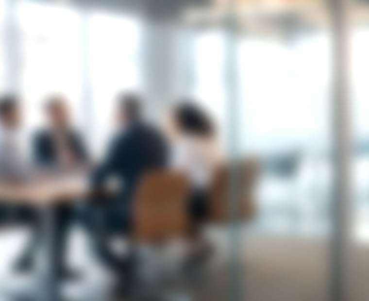 Groupe de personnes dans une salle de conférence discutant d'une solution Azure Sécurisé.