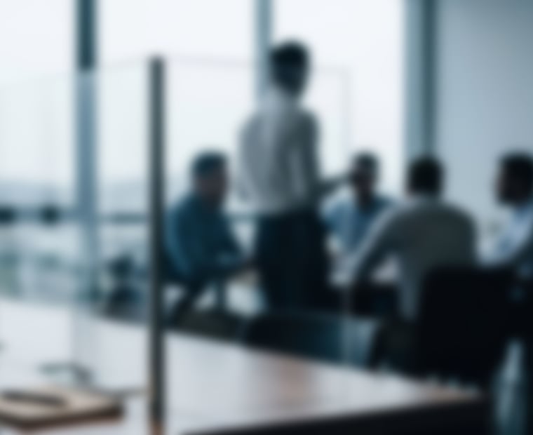 Groupe de personnes discutant d'une solution pour moderniser et unifier leurs pratiques BI pour accélérer la livraison de valeur.