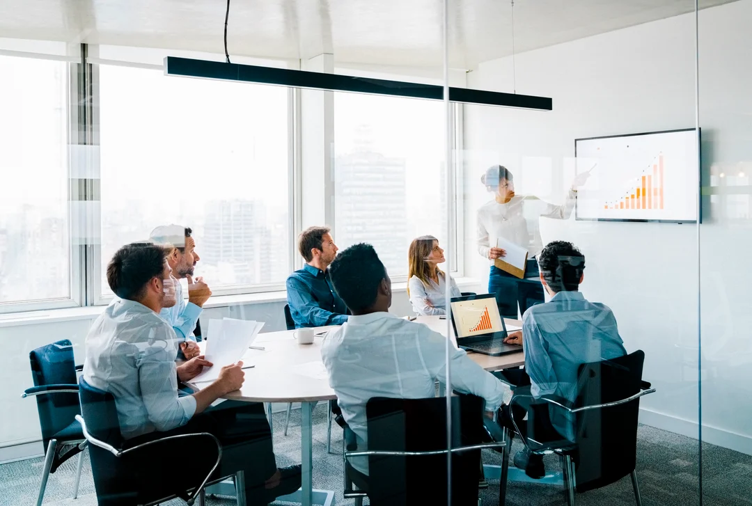 Expert presenting a solution to clients for a digital transformation and artificial intelligence project.