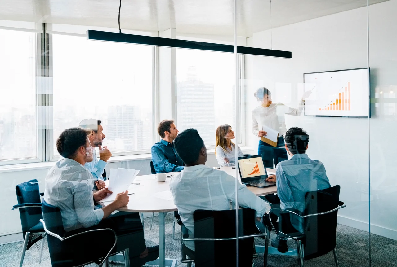 Expert presenting a solution to clients for a digital transformation and artificial intelligence project.