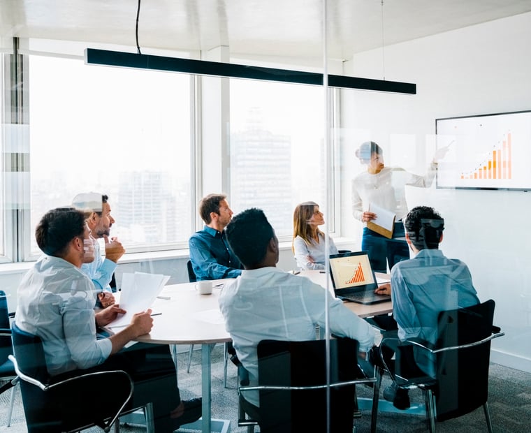 Expert presenting a solution to clients for a digital transformation and artificial intelligence project.