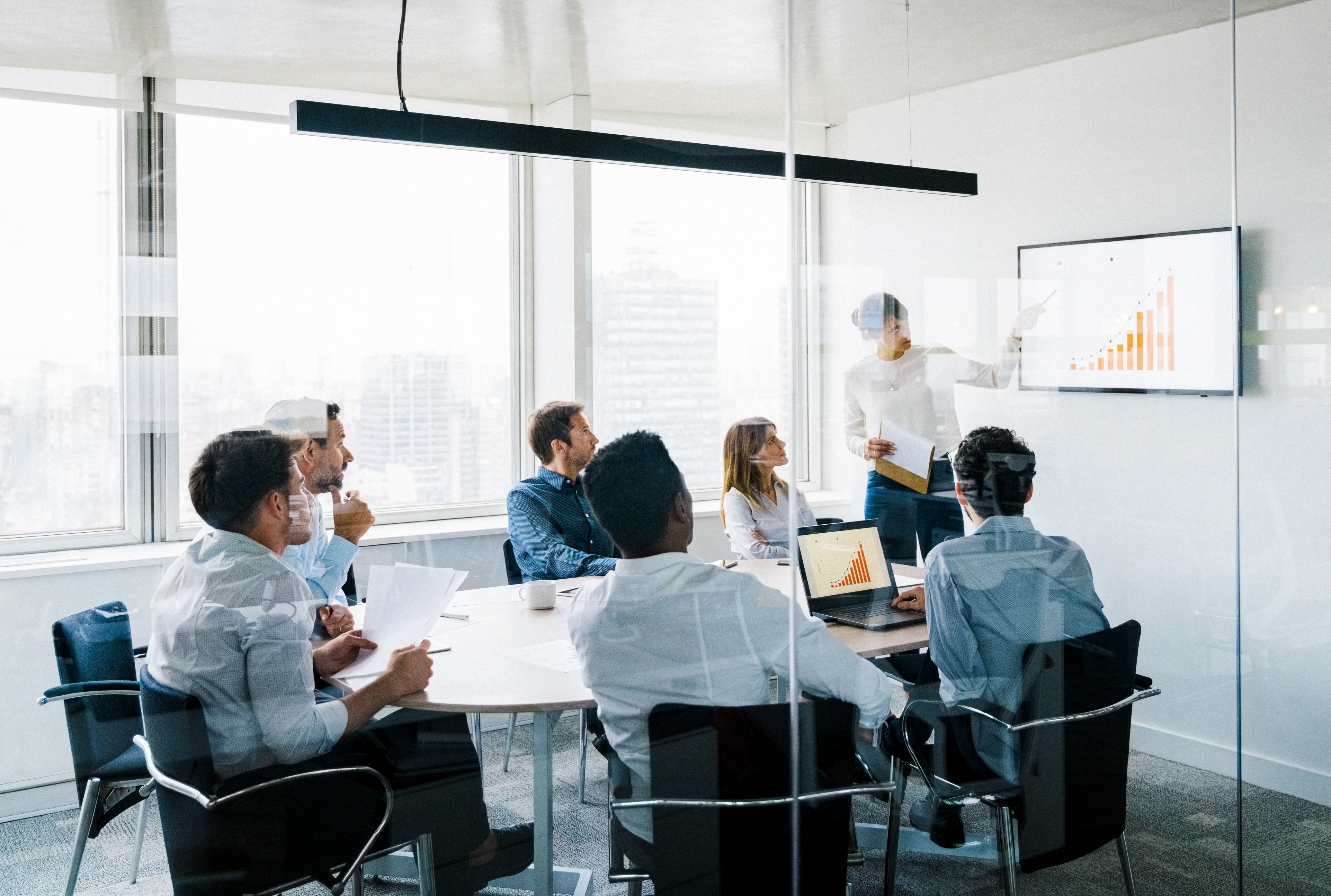 Expert devant des clients présentant une solution ServiceNow pour un projet de transformation numérique et d'intelligence artificielle.