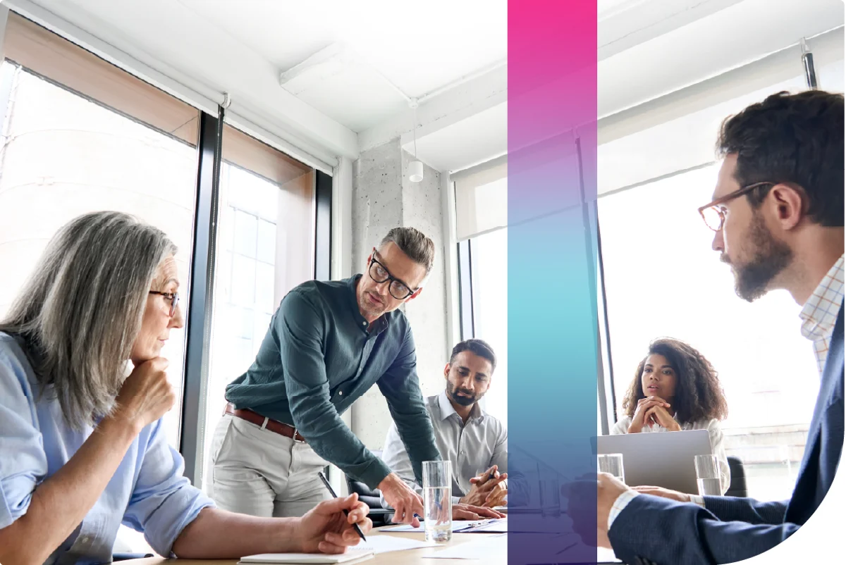 Experts COFOMO dans une salle de conférence discuatnt avec des clients de solutions relatives à la transformation numérique et l'importance de l'intelligence artificielle.