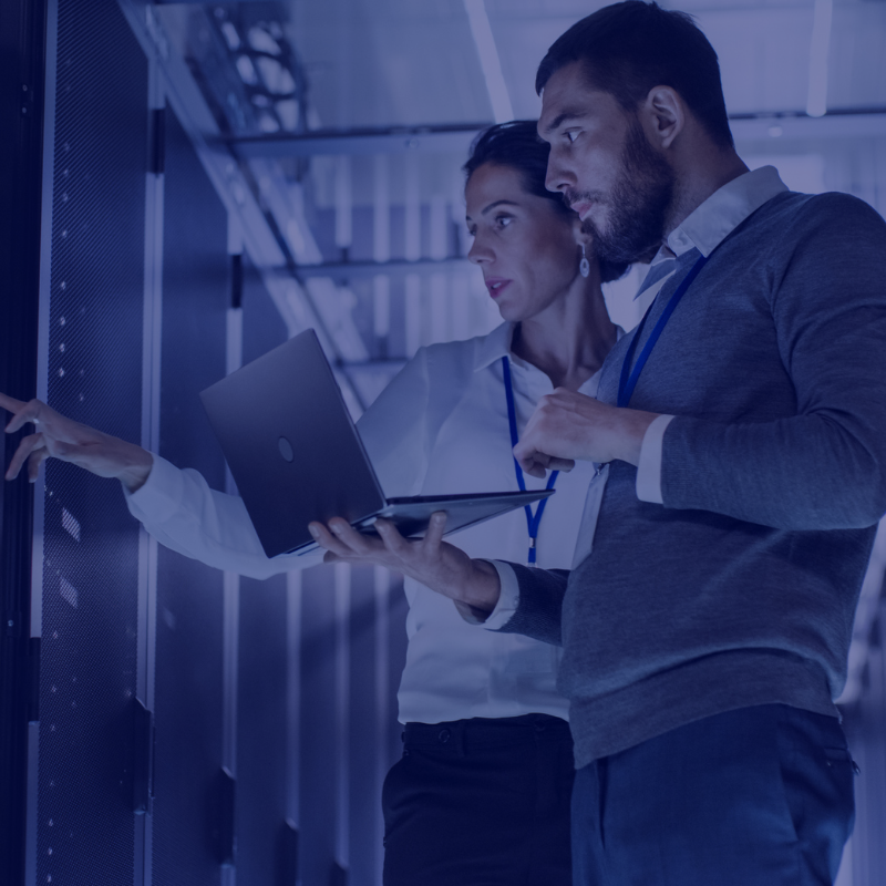 Deux personnes échangeant sur le rôle de l’accompagnement dans la transformation numérique